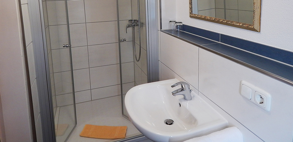 Doppelzimmer Standard ohne Balkon - Badezimmer | Berggasthof Sonne in Sonthofen
