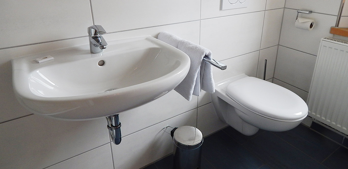 Doppelzimmer Standard ohne Balkon - Badezimmer | Berggasthof Sonne in Sonthofen