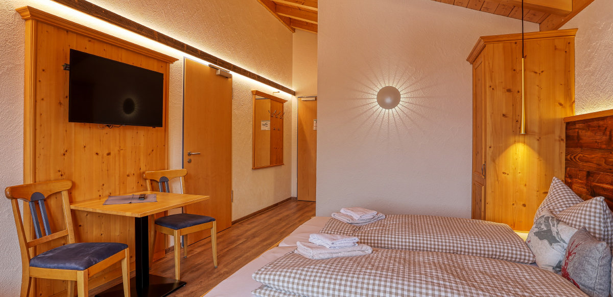 Doppelzimmer Komfort mit Balkon - Schlafzimmer | Berggasthof Sonne in Sonthofen